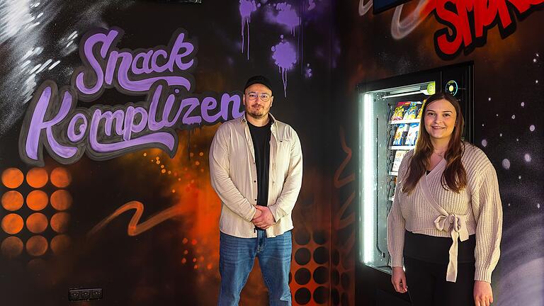 Haben in Schweinfurt vor kurzem ein Automaten-Kiosk eröffnet: die Snack Komplizen. Dahinter stehen die Gesellschafter Waldemar und Kristine Hill aus Schweinfurt (im Bild) und Louis Brenke aus dem Raum Fulda.