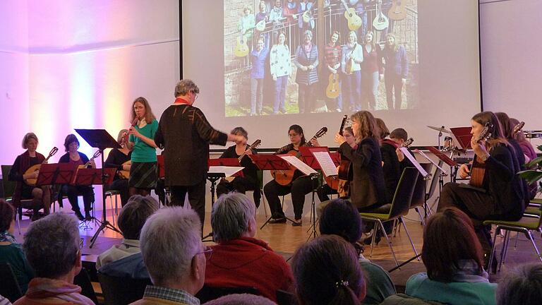 Viels(a)eitig und virtuos: Das Zupf-Ensemble Lohr um Dirigentin Petra Breitenbach musizierte in seinem Frühlingskonzert aus Klassik, Barock und Folklore.&nbsp;