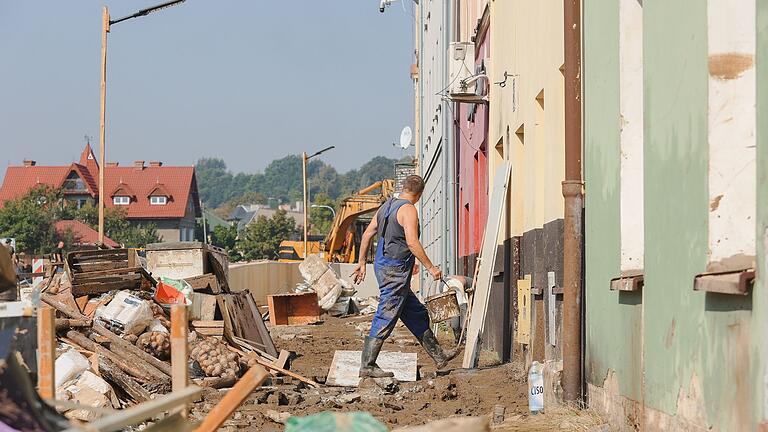 Hochwasser in Polen - Auch in Polen beginnt das große Aufräumen nach den Überschwemmungen. Hochwasser in Polen - Auch in Polen beginnt das große Aufräumen nach den Überschwemmungen.