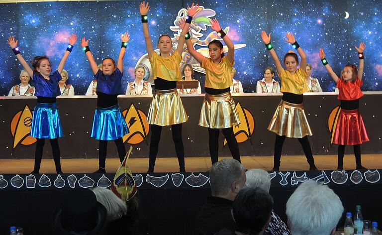Zu 'Major Tom' machten sich die närrischen Gäste beim Seniorenfasching mit den Hort-Kindern auf, Planeten zu erkunden.