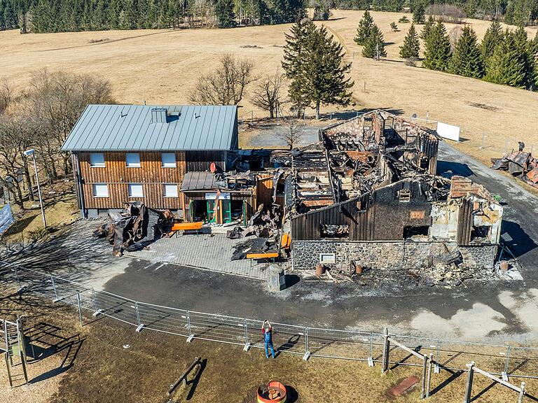 Eine Drohnenaufnahme zeigt, wie die Kissinger Hütte nach dem verheerenden Brand aussieht. Eine Drohnenaufnahme zeigt, wie die Kissinger Hütte nach dem verheerenden Brand aussieht.