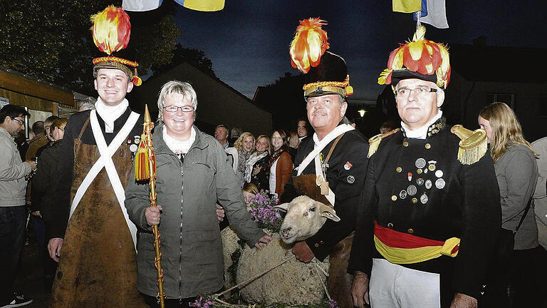 Tanz um den Hammel: Stefan und Angelika Diroll siegten beim Hammeltanz zum Abschluss der Sommerhäuser Kirchweih. Eric Baum und Werner Schönig (von links) vom Historischen Burschenverein freuen sich mit ihnen.  Wilma Wolf