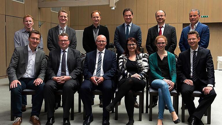 Der Gründungsvorstand des Trägervereins Bläserphilharmonie mit OB: Künstlerischer Leiter Wolfgang Heinrich, Vorsitzender Thomas Siebenson, stellvertretender Vorsitzender Thomas Barisch, Schriftführerin Andrea Schärringer, Orchestervertreterin Juliane Fehn, Oberbürgermeister Sebastian Remelé (sitzend von links). Stehend von links: die Orchestervertreter Matthias Kügler und Stefan Pfister, Schatzmeister Jochen Hart, Revisor Rüdiger Pickel, Justiziar Barthel Dombrowski und Norbert Hettrich.