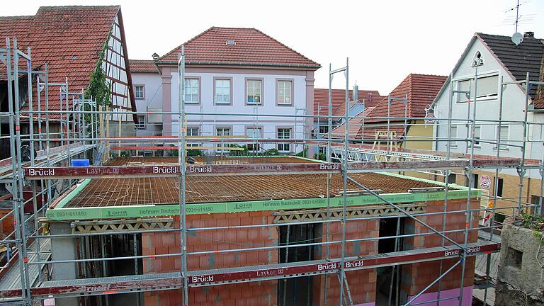Der Rohbau des Bürgerhofs in Erlabrunn nimmt Formen an. In seiner jüngsten Sitzung bewilligte der Gemeinderat kostenträchtige Nachträge, die bis zum aktuellen Stadium insbesondere durch den extrem feuchten Untergrund entstanden waren. In der Bildmitte im Hindergrund das Rathaus und links die künftige Kulturscheune. Foto: Herbert Ehehalt Der Rohbau des Bürgerhofs in Erlabrunn nimmt Formen an. In seiner jüngsten Sitzung bewilligte der Gemeinderat kostenträchtige Nachträge, die bis zum aktuellen Stadium insbesondere durch den extrem feuchten Untergrund entstanden waren. In der Bildmitte im Hindergrund das Rathaus und links die künftige Kulturscheune. Foto: Herbert Ehehalt
