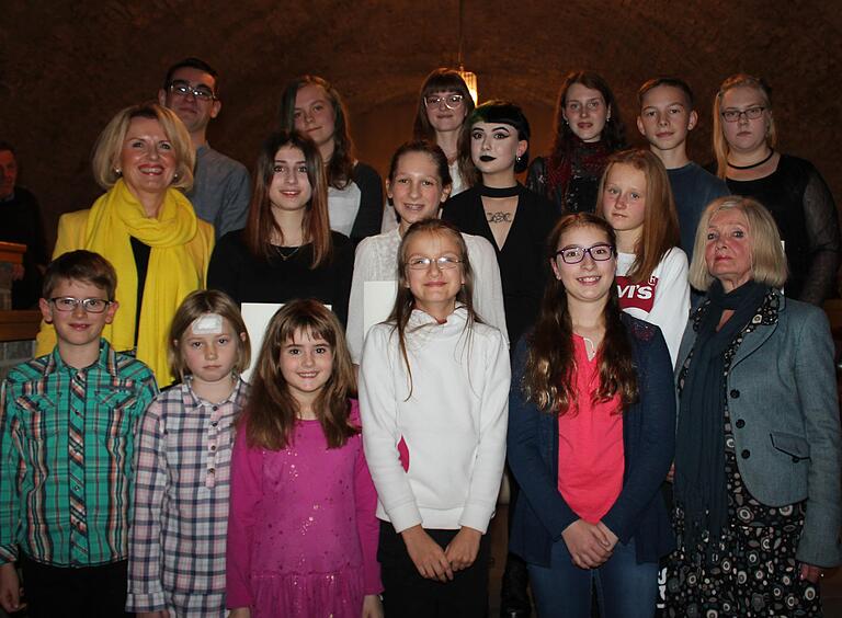 Die Preisträger (von links) Jonathan Kalb, Eva Geschwandtner, Sina Schroth, Gracia Remler, Johanna Geiger, Jury-Sprecherin Christine Jenike mit (Mitte) Landrätin Tamara Bischof, Franziska Eichinger, Yaara Henning, Katharina Binder, Lea Seuffert. Außerdem (oben von links) die Prämierten Raphael Neumeier, Anna Engelhardt, Simone Weisenberger, Johanna Rössler, Hannes Schäfer, Franziska Stevens. Die Preisträger (von links) Jonathan Kalb, Eva Geschwandtner, Sina Schroth, Gracia Remler, Johanna Geiger, Jury-Sprecherin Christine Jenike mit (Mitte) Landrätin Tamara Bischof, Franziska Eichinger, Yaara Henning, Katharina Binder, Lea Seuffert. Außerdem (oben von links) die Prämierten Raphael Neumeier, Anna Engelhardt, Simone Weisenberger, Johanna Rössler, Hannes Schäfer, Franziska Stevens.