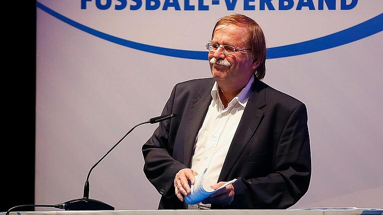 Rainer Koch bei seiner letzten Rede als BFV-Präsident vor den Fußball-Delegierten in Unterfranken in Veitshöchheim.