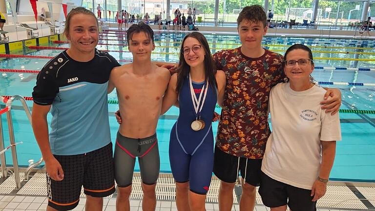 Für den Schwimmclub 1913 Schweinfurt in Ingolstadt: Niko Scholz (von links, Trainer/Kampfrichter), Christian Eckert, Sofia Rosso, Michael Kraus und Katja Scholz (Trainerin/Kampfrichterin).