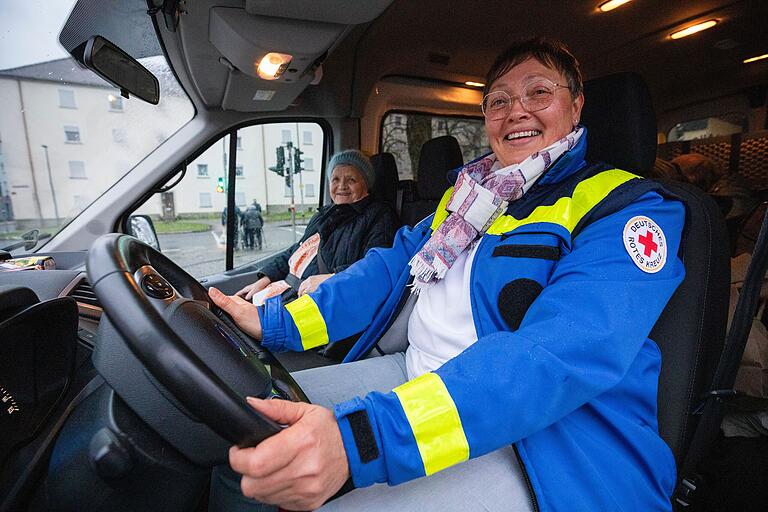 Der Fahrdienst des Bayerischen Roten Kreuzes brachte die Gäste nach Hause. Im Bild die ehrenamtliche Fahrerin Elke Häusinger aus Hesselbach mit ihrem Fahrgast.