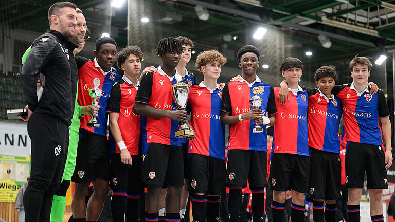 20. Internationale Junioren-Hallenturnier in der Würzburger tectake Arena       -  Das Team des FC Basel freut sich am Sonntag (14.01.24) in der tectake Arena in Würzburg über den Titel beim 20. Internationalen Junioren-Hallenturnier. Die starken Schweizer waren den anderen Mannschaften in jeder Hinsicht überlegen.