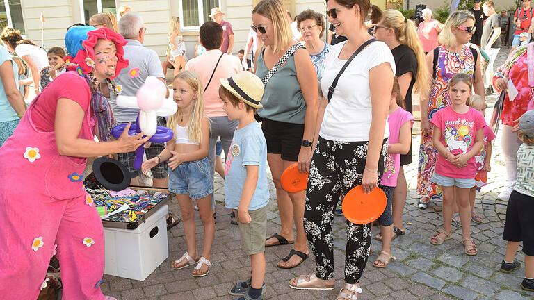 Rosa Rosini erfreute die Kinder aus Luftballons modellierten Figuren.