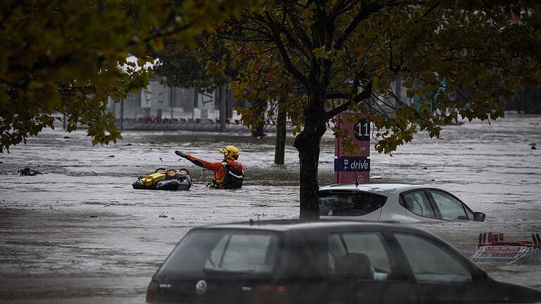 Überschwemmungen in Frankreich       -  Rund 1500 Feuerwehrleute sind in der betroffenen Region im Einsatz.