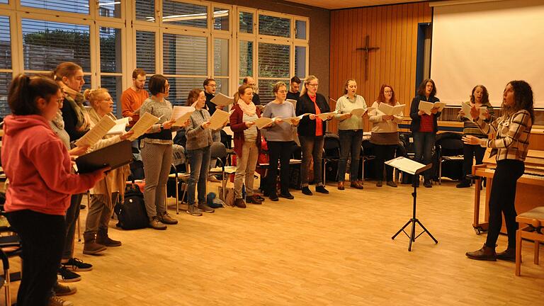 Das Ensemble 'camerata vocale' mit Bezirkskantorin Julia Kohler bei den Proben im Winfriedheim.