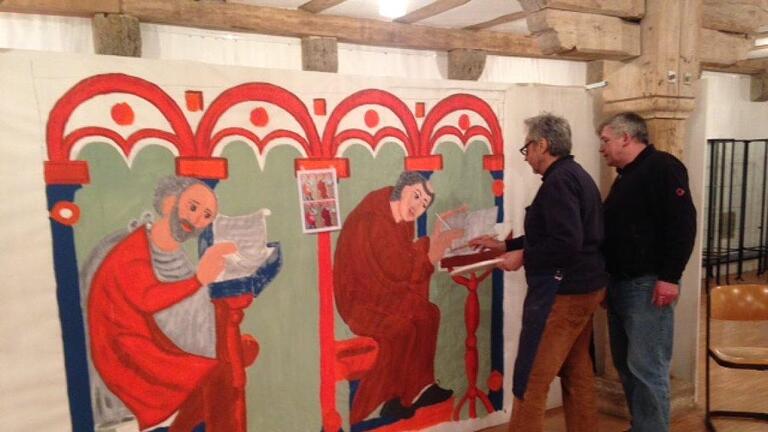 Vom Buch zur Wandmalerei: Kirchenmaler Reinhold Müller und Restaurator Franz Merz bei der Arbeit. Astrid Scherpf, Kulturagentur - Vom Buch zur Wandmalerei: Kirchenmaler Reinhold Müller und Restaurator Franz Merz bei der Arbeit. Astrid Scherpf, Kulturagentur Vom Buch zur Wandmalerei: Kirchenmaler Reinhold Müller und Restaurator Franz Merz bei der Arbeit. Astrid Scherpf, Kulturagentur - Vom Buch zur Wandmalerei: Kirchenmaler Reinhold Müller und Restaurator Franz Merz bei der Arbeit. Astrid Scherpf, Kulturagentur