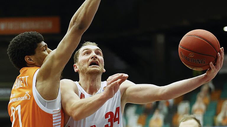 Felix Hoffmann (rechts, mit Vechtas Jordan Barnett) will mit den Baskets etwas gutmachen gegen die Hamburg Towers, gegen die es in der Vorbereitung eine heftige Klatsche setzte.