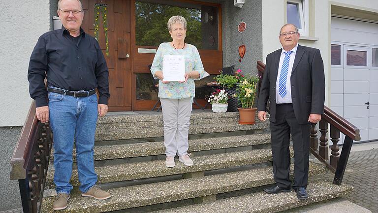 Klara Hippeli feierte am Samstag in Nordheim ihren 80. Geburtstag. Die offiziellen Glückwünsche der Gemeinde überbrachte stellvertretender Bürgermeister&nbsp;Roberto Breunig (rechts). Auch Thomas Fischer gratulierte herzlichst, in diesem Falle aber ganz privat als Schwiegersohn und nicht als Nordheims Bürgermeister.&nbsp;