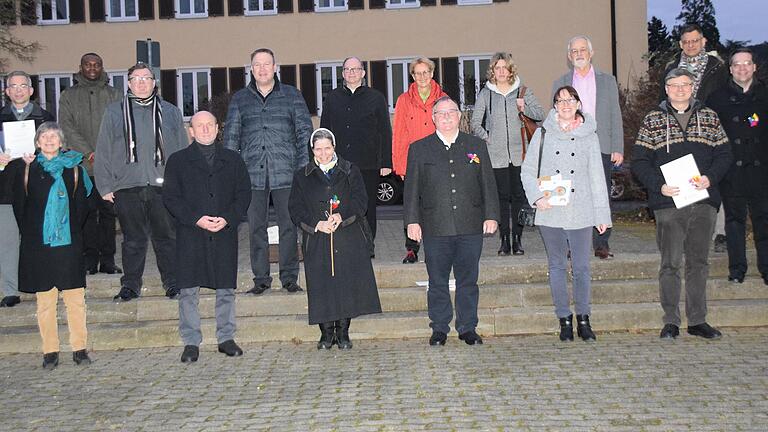 Die hauptamtlich Tätigen des Pastoralen Raum Marktheidenfeld (vorne von links): Rita Geißler, Hermann Becker, Schwester Ulrike Stein, Stefan Redelberger, Katrin Fuchs, Matthias Wolpert, sowie (hinten von links) Alexander Eckert, Mark Odah, Günter Munz, Alexander Wolf, Thomas Keßler, Christiane Hetterich, Isabel Oestreicher, Reinhold Grimm, Thomas Pfeifer und Dieter Hammer.