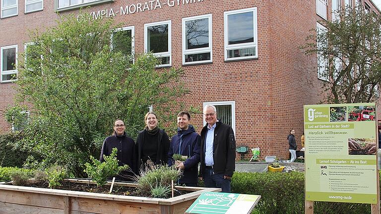 Martina Stark (Leiterin der offenen Ganztagsschule), Caroline Karch (Lehrkraft, Koordinatorin des Urban-Gardening-Demogarten), Florian Demling (Projektbearbeiter 'Urban Gardening Demonstrationsgärten in Bayern') und Thomas Kreutzmann (Schulleiter) bei der Übergabe des Urban-Gardening-Demogartens ans Olympia-Morata-Gymnasium in Schweinfurt.