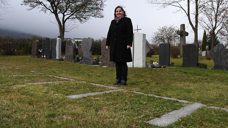 Am Friedhof Langenleiten gilt seit Mitte 2023 ein Verbot für herkömmliche Erdbestattungen. Bürgermeisterin Sonja Reubelt präsentiert bei einer Ortsbegehung Alternativen.