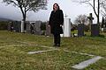 Am Friedhof Langenleiten gilt seit Mitte 2023 ein Verbot für herkömmliche Erdbestattungen. Bürgermeisterin Sonja Reubelt präsentiert bei einer Ortsbegehung Alternativen.