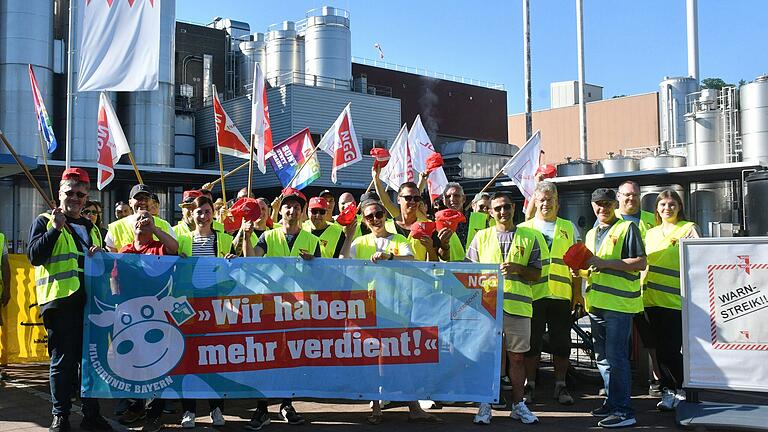 Rund 50 Mitarbeiterinnen und Mitarbeiter von Danone in Goßmannsdorf legten am Dienstagvormittag die Arbeit nieder, um die Forderungen der Gewerkschaft NGG in den laufenden Tarifverhandlungen zu unterstreichen.