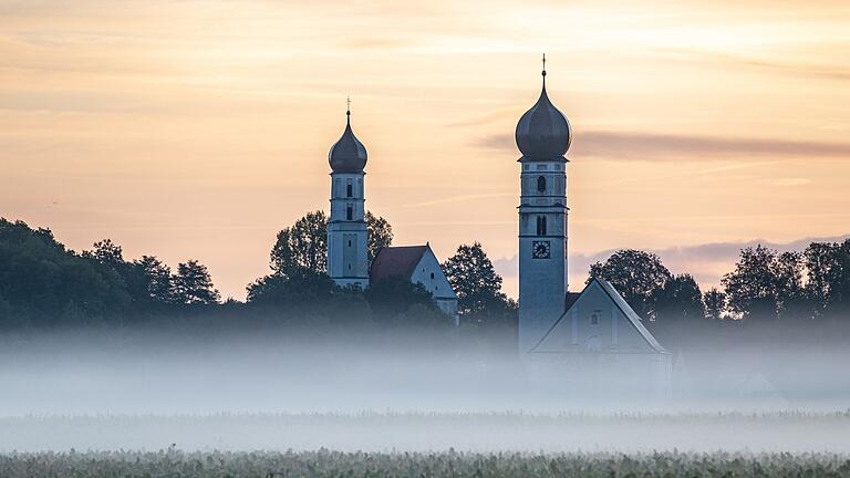 Herbststimmung in Niederbayern       -  Die bayerische Staatsregierung hält eine Beendigung der staatlichen Zahlungen an die beiden großen Kirchengemeinschaften für falsch (Archivbild).
