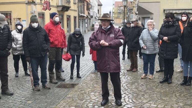 Der Kitzinger Stadtrat Uwe Hartmann (vorne Mitte) hatte zu einer Mahnwache zum Gedenken der Corona-Toten im Landkreis Kitzingen aufgerufen. Die Veranstaltung wurde auch zu einer Solidaritätsbekundung gegenüber dem Mann von der Bayernpartei, dessen Auto am Freitag in Flammen aufgegangen war.