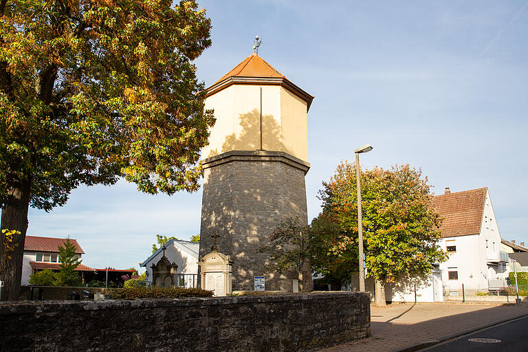 Der Wasserturm neben dem Friedhof von Giebelstadt wurde 1930 fertiggestellt. Der Wasserturm neben dem Friedhof von Giebelstadt wurde 1930 fertiggestellt.