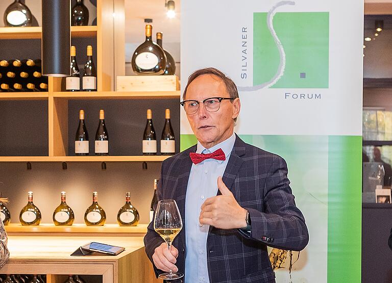 Hermann Mengler bei der Preisverleihung des Internationalen Preises des Silvaner Forums 2021. Auch diesen Wettbewerb hat er organisiert und geleitet.&nbsp;