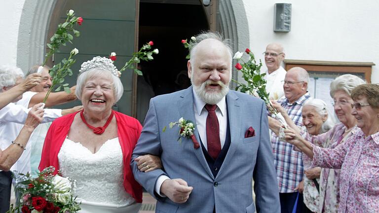 Ende Juni heirateten Claudia Henriette und Hansgeorg Weis aus Bischofsheim endlich auch kirchlich. Corona zwang die beiden zu viel Geduld.