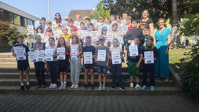 Erfolgreiche Wettkämpfer- und Wettkämpferinnen der Grundschule Volkach mit Konrektorin Nadine Preissler (v.r.)Frau Hirn (o.r.)und Sportbeauftragte Christiane Knötgen-Runtsch (o.l.)