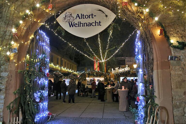 Die Veitshöchheimer Altortweihnacht (Archivbild) findet auch heuer im festlich geschmückten Rathaushof statt. Die Veitshöchheimer Altortweihnacht (Archivbild) findet auch heuer im festlich geschmückten Rathaushof statt. 