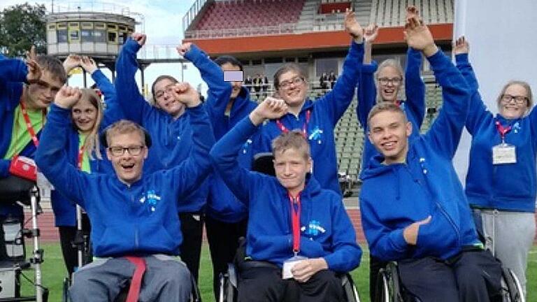 Würzburger Sportler glänzen in Berlin - (red) Eine Auswahl von zehn Schülern des Förderzentrums für körperliche und motorische Entwicklung war bei „Jugend trainiert für Olympia & Paralympics“ in Berlin am Start. Als bayerischer Landessieger hatten sie sich für die Veranstaltung mit 4000 Talenten aus allen Bundesländern qualifiziert. Die Schüler mit Behinderung traten in verschiedenen Leistungskategorien und Disziplinen an, darunter Laufen, Rollstuhlfahren, Weitsprung und Kugelstoßen. Eine Siegerehrung unter Beteiligung prominenter Sportler wie dem Olympiasieger im Diskuswurf, Christoph Harting bildete den krönenden Abschluss dieser Reise. Die Schüler des Förderzentrums Würzburg konnten einige persönliche Bestleistungen und hervorragende Ergebnisse erzielen. Darunter waren erste und dritte Plätze in den Lauf-, und Wurfdisziplinen sowie der 14. Platz in der Gesamtwertung. Im Bild (hinten von links) Felix Bader, Tamara Hilpert, Kathrin Hofmann, Sawera Gulraiz, Hannah Müller, Laura Hilpert, Laura Rothmund, (vorne von links) Marc Henning, Felix Rudolph und Kevin Schlotgauer. Nicht im Bild sind die Betreuer Silvia Müller, Jana Wagner, Sascha Hintz und Wolfgang Schug. Würzburger Sportler glänzen in Berlin - (red) Eine Auswahl von zehn Schülern des Förderzentrums für körperliche und motorische Entwicklung war bei „Jugend trainiert für Olympia & Paralympics“ in Berlin am Start. Als bayerischer Landessieger hatten sie sich für die Veranstaltung mit 4000 Talenten aus allen Bundesländern qualifiziert. Die Schüler mit Behinderung traten in verschiedenen Leistungskategorien und Disziplinen an, darunter Laufen, Rollstuhlfahren, Weitsprung und Kugelstoßen. Eine Siegerehrung unter Beteiligung prominenter Sportler wie dem Olympiasieger im Diskuswurf, Christoph Harting bildete den krönenden Abschluss dieser Reise. Die Schüler des Förderzentrums Würzburg konnten einige persönliche Bestleistungen und hervorragende Ergebnisse erzielen. Darunter waren erste und dritte Plätze in den Lauf-, und Wurfdisziplinen sowie der 14. Platz in der Gesamtwertung. Im Bild (hinten von links) Felix Bader, Tamara Hilpert, Kathrin Hofmann, Sawera Gulraiz, Hannah Müller, Laura Hilpert, Laura Rothmund, (vorne von links) Marc Henning, Felix Rudolph und Kevin Schlotgauer. Nicht im Bild sind die Betreuer Silvia Müller, Jana Wagner, Sascha Hintz und Wolfgang Schug.