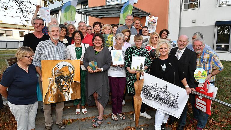 Bunt ist die Schar der Kulturschaffenden, die sich am Kulturherbst des Landkreises Würzburg beteiligen. Einige von ihnen kamen zur Vorstellung des Programms durch Landrat Eberhard Nuß (3. v.r.) ins Landratsamt. Foto: Gerhard Meißner