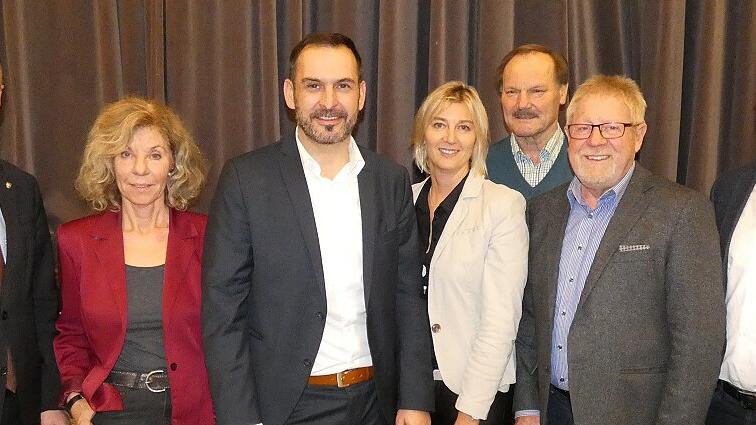 Zur Nominierung von Holger Baunacher (Dritter von links) als Bürgermeisterkandidat von Wonfurt gratulierten (von links) Landrat Wilhelm Schneider, Elvira Sieper (Kreisvorsitzende Frauen-Union), Heidi Müller-Gärtner (stellvertretende CSU-Kreisvorsitzende und Bürgermeisterkandidatin in Maroldsweisach), Wolfgang Kunzmann (Kreisvorsitzender Senioren-Union), CSU-Kreisgeschäftsführer Gerhard Zösch und Hofheims Bürgermeister Wolfgang Borst.