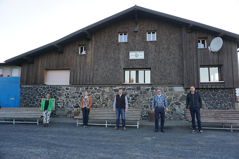 Das Vorstandsteam des neuen Vereins 'Freunde der Kissinger Hütte'. Das Bild zeigt von links: Monika Egert (Beisitzer), Simone Müller (Schriftführerin), Florian Schneider (stellvertretender Vorsitzender), Manfred Egert (Vorsitzender) und Thomas Höchemer (Beisitzer).