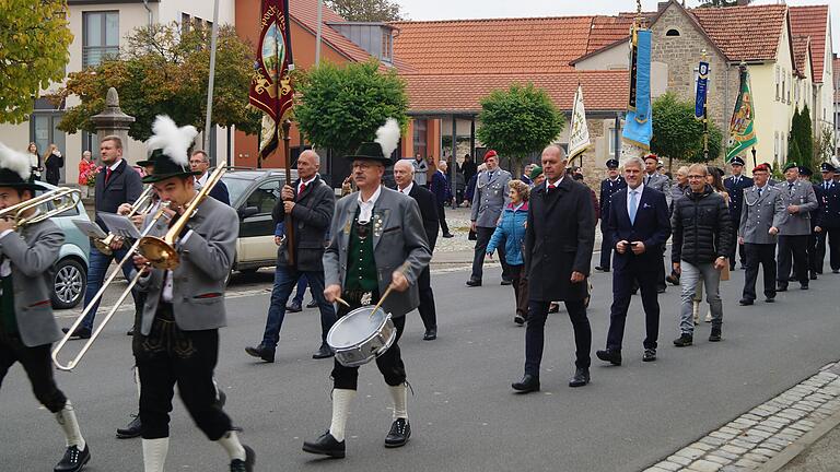 Unter den Klängen des Musikvereins Untertheres machten sich die Mitglieder der Sportvereinigung auf, um im Sportheim das 100. Jubiläum aus dem vergangenen Jahr im kleineren Kreis zu begehen.