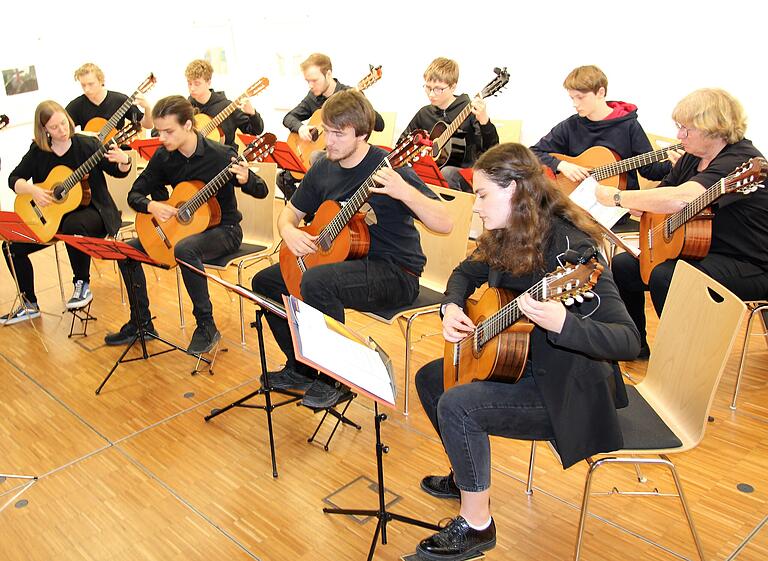 Klassische Klänge zauberte beim Frühlingskonzert der Musikschule in Gerolzhofen das Gitarrenorchester 'Vielsaitig' unter der Leitung von Roland Eckert auf die Bühne.