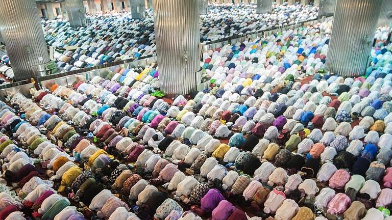 Indonesische Muslime beten am Vorabend des heiligen Fastenmonats Ramadan in der Istiqlal-Moschee im indonesischen Jakarta. Foto: Veri Sanovri/XinHua       -  Während des Ramadans wird fünf Mal am Tag gebetet.