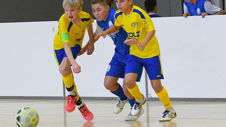 Master-Cup in Hammelburg: Spektakuläre Premiere       -  Mit hochkarätiger Konkurrenz bekam es die U13 der SG Langendorf (gelbe Trikots) beim Mastercup zu tun. Unter anderem mit dem späteren Turnier-Zweiten OSC Rosenhöhe (in blau).