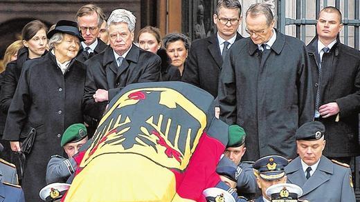 Nach dem Staatsakt: Der Sarg mit Richard von Weizsäcker wurde am Mittwoch von Bundeswehrsoldaten aus dem Berliner Dom getragen. Hinter dem Sarg (links) gehen die Witwe, Marianne von Weizsäcker, und Bundespräsident Joachim Gauck.