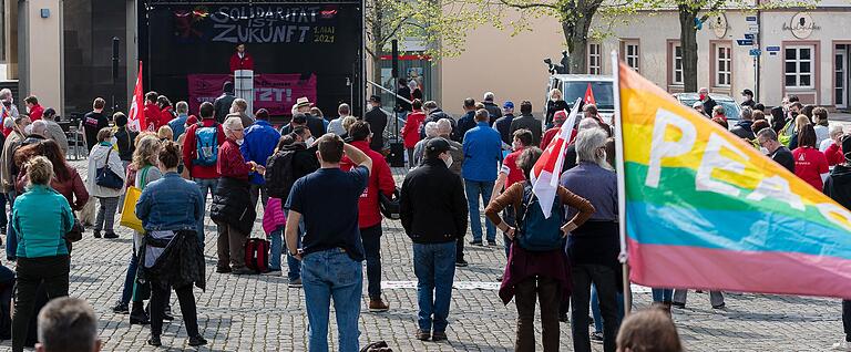 Mit Masken und Abstand: Rund 150 Menschen verfolgten die einstündige Kundgebung des DGB zum 1. Mai auf dem Marktplatz. Das sonst übliche Fest fiel wegen der Corona-Pandemie aus.