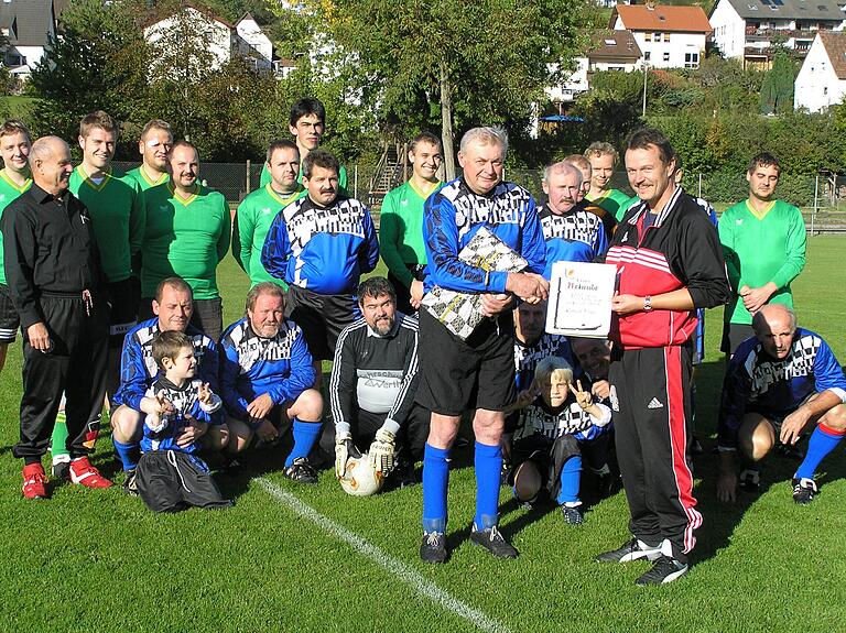 Zu seinem 1000. Spiel überreichte im Oktober 2004 vor den Trimm-Dich-Mannschaften der SV-Vorsitzende Hubert Nickel dem Jubilar Richard Filippi Urkunde und Präsent. Zu seinem 1000. Spiel überreichte im Oktober 2004 vor den Trimm-Dich-Mannschaften der SV-Vorsitzende Hubert Nickel dem Jubilar Richard Filippi Urkunde und Präsent.