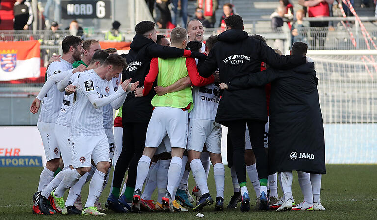 Jubeltraube: Die Kickers-Akteure feiern den fünften Saisonsieg.