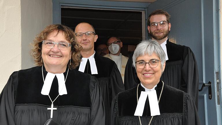 Von links: Die neue Dekanin und Pfarrerin in Rügheim, Anne Salzbrenner, Regionalbischöfin Dr. Dorothea Greiner sowie Pfarrer Sieghard Sapper (Lendershausen) und Pfarrer Jan Lungfiel (Ermershausen) nach dem Gottesdienst vor der Dekanatskirche Rügheim.