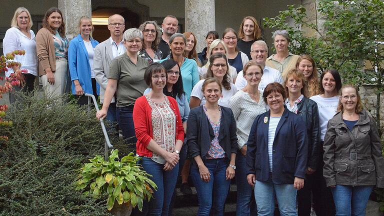 20 Studierende, darunter zwei Männer, absolvieren den Studiengang Hauswirtschaft an der Landwirtschaftsschule Bischofsheim. Das Bild zeigt sie mit Schulleiterin Christina Weber-Hoch. 20 Studierende, darunter zwei Männer, absolvieren den Studiengang Hauswirtschaft an der Landwirtschaftsschule Bischofsheim. Das Bild zeigt sie mit Schulleiterin Christina Weber-Hoch.