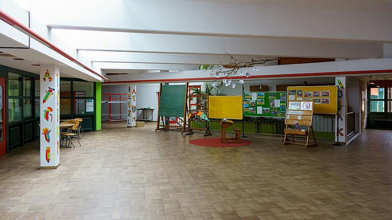 Im oberen Stockwerk des Schulgebäudes soll die Grundschule ihren Platz nach der Sanierung bekommen. Im oberen Stockwerk des Schulgebäudes soll die Grundschule ihren Platz nach der Sanierung bekommen.
