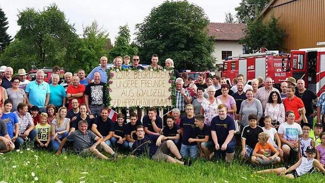 Gruppenbild beim Empfang der Waldzeller Delegation am Ortsteingang von Waldzell in Oberösterreich.