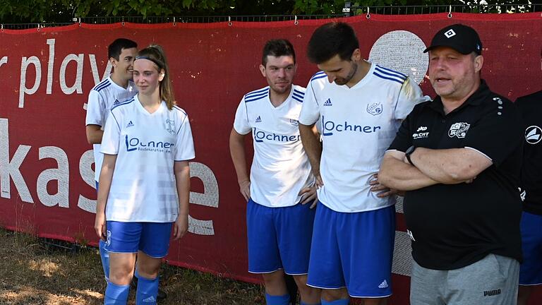Chiara-Sophie Matthes (vorne links) und ihre Mitspieler hören die Halbzeitansprache von Trainer Heiko Heinisch (rechts). Chiara-Sophie Matthes (vorne links) und ihre Mitspieler hören die Halbzeitansprache von Trainer Heiko Heinisch (rechts).