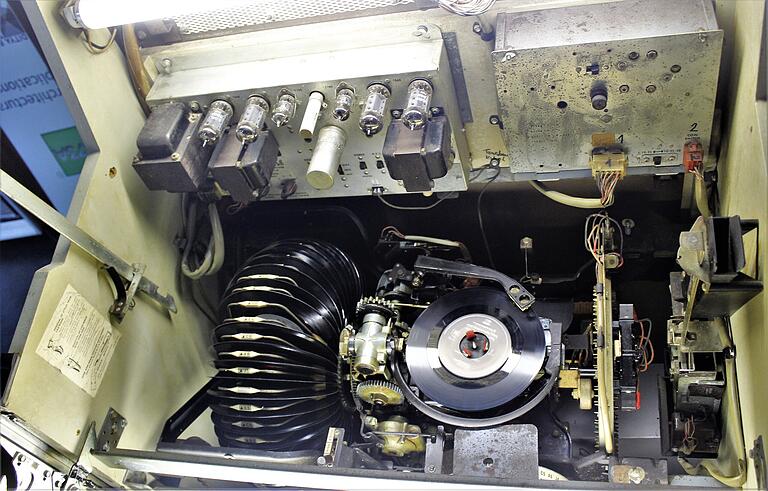 Faszinierende Technik, die einst für Musik sorgte: Blick in das Inner einer Jukebox. Faszinierende Technik, die einst für Musik sorgte: Blick in das Inner einer Jukebox.