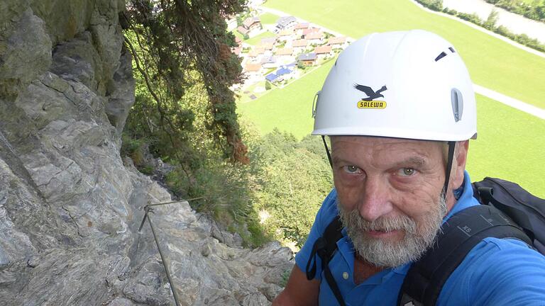 Klaus Eckert beim Klettern auf dem Zimmereben-Klettersteig im Zillertal       -  Klaus Eckert beim Klettern auf dem Zimmereben-Klettersteig im Zillertal